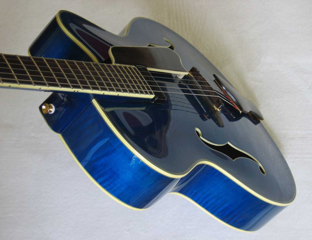 Eastman Uptown AR810 CE 17" Archtop Acoustic-Electric Guitar